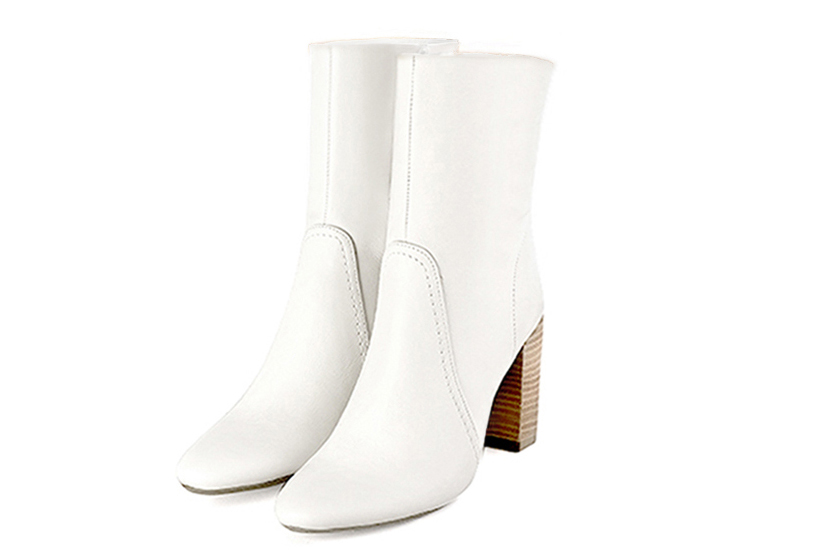 Off white women's booties, with a zip on the inside. Round toe. High block heels - Florence KOOIJMAN